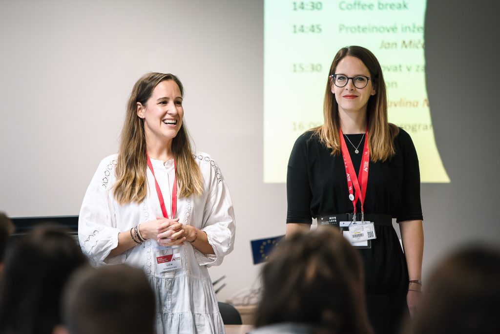 Lucie a Zuzana na zahájení Semináře 2022